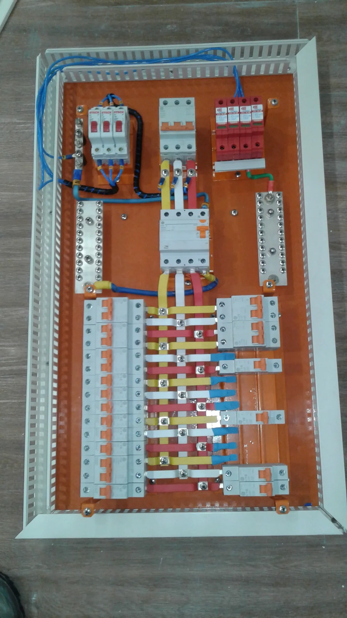 Quadro de distribuição trifásico