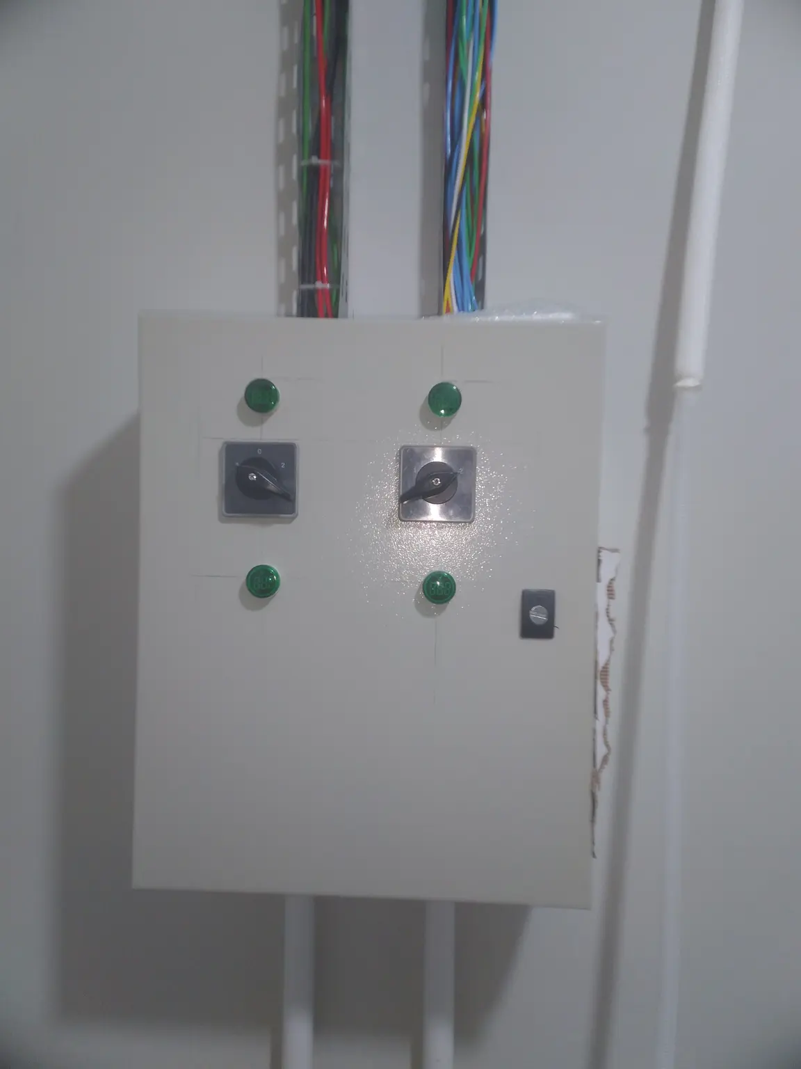 Quadro elétrico externo com chaves comutadoras e sinalização