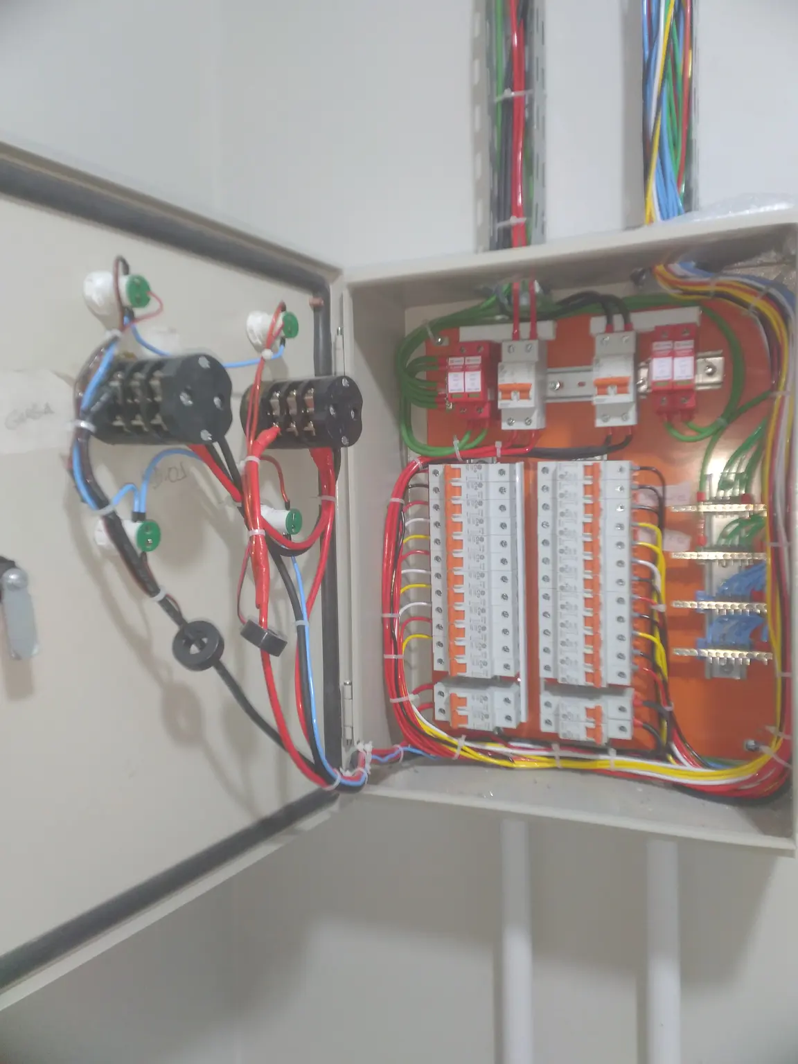 Quadro elétrico com chaves comutadoras e disjuntores organizados