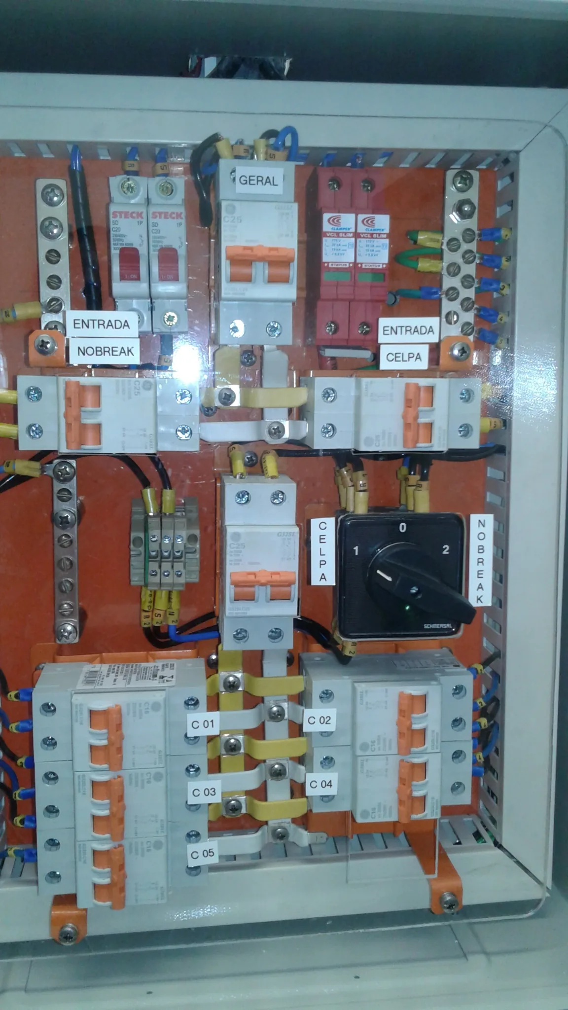 Quadro elétrico com entradas identificadas e chave comutadora