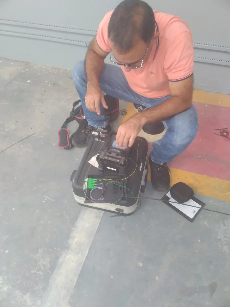 Técnico da Keleuthos realizando fusão de fibra óptica