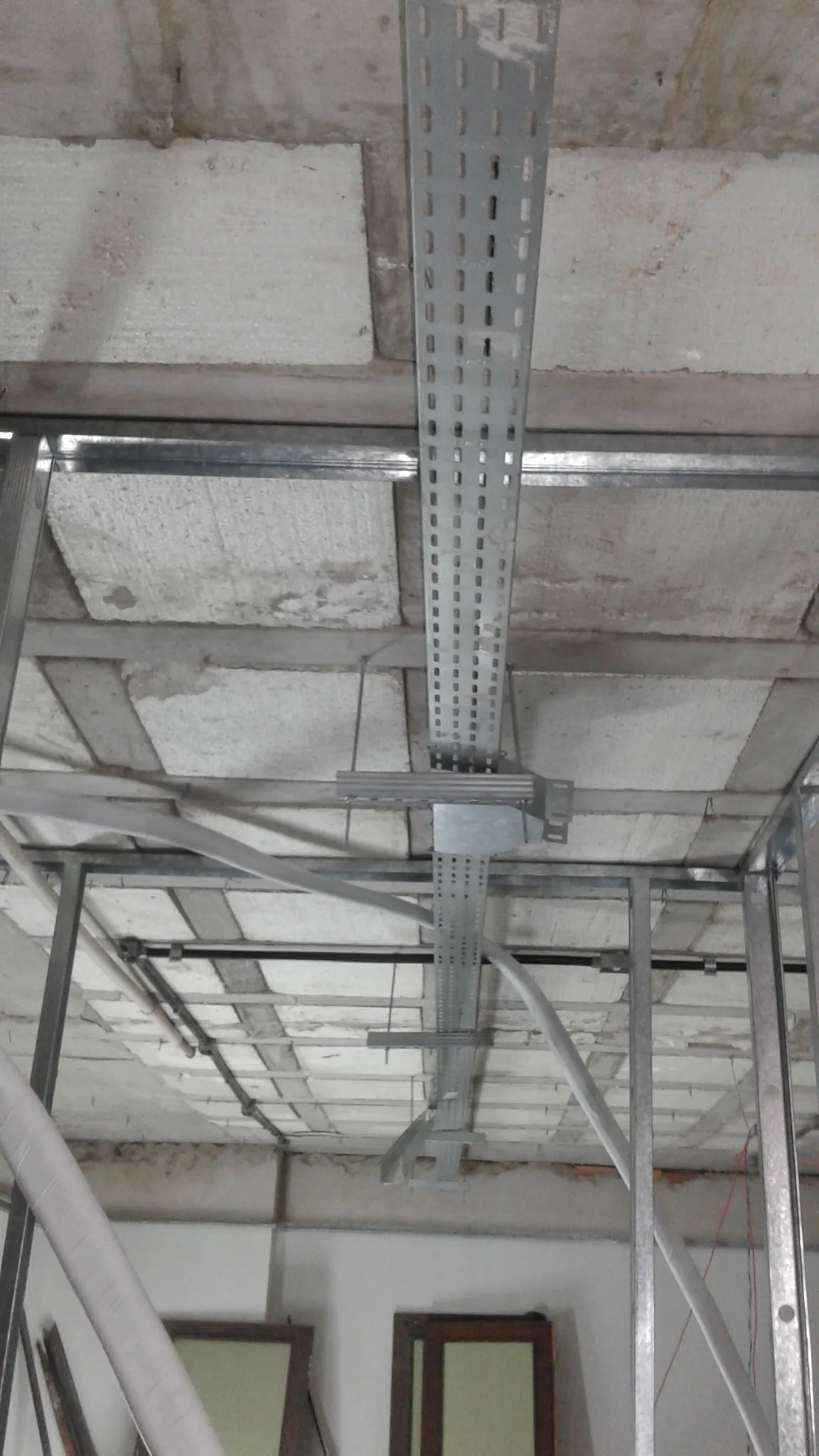Infraestrutura com eletrocalhas metálicas