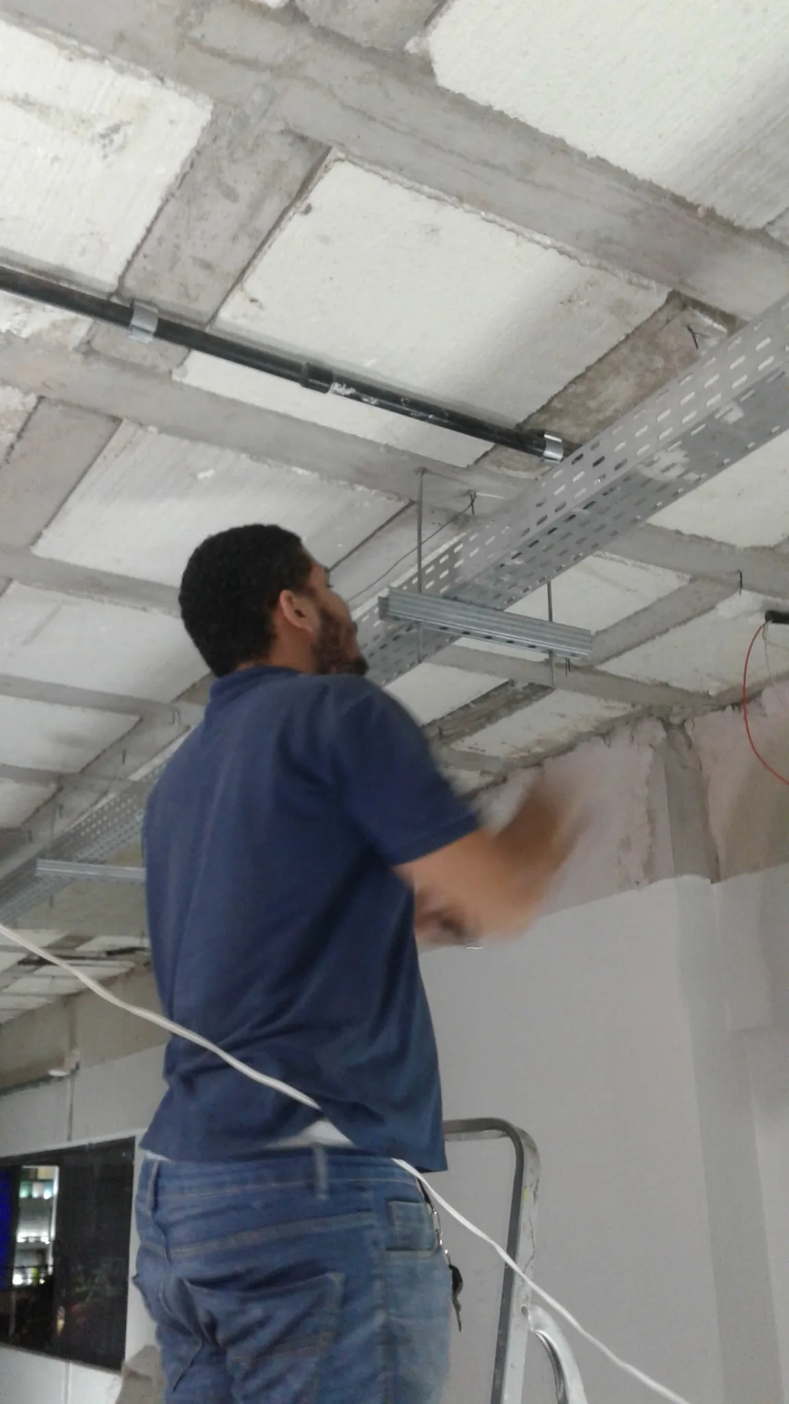 Técnico da Keleuthos executando infraestrutura com eletrocalhas