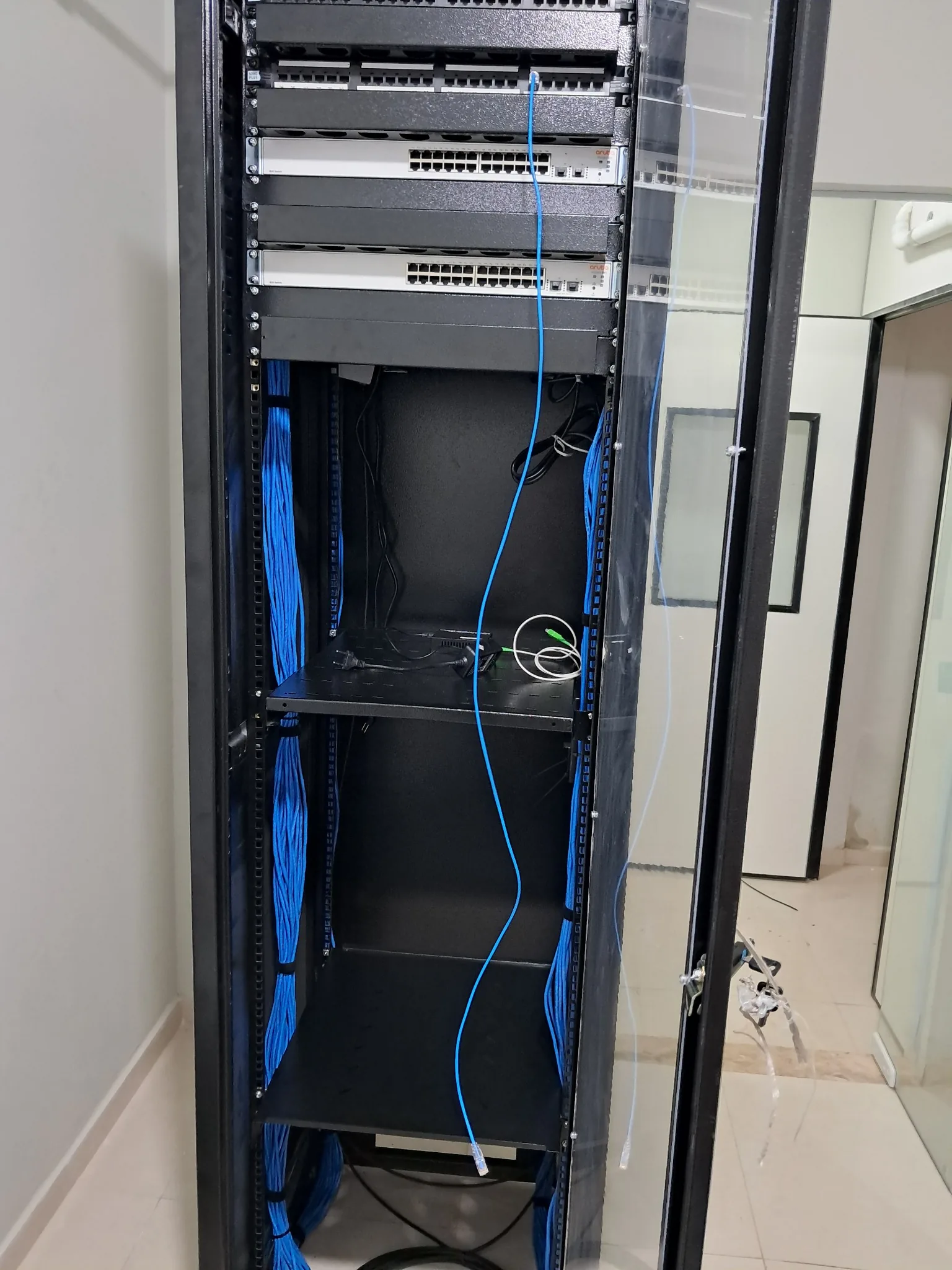 Organização de cabeamento azul em rack