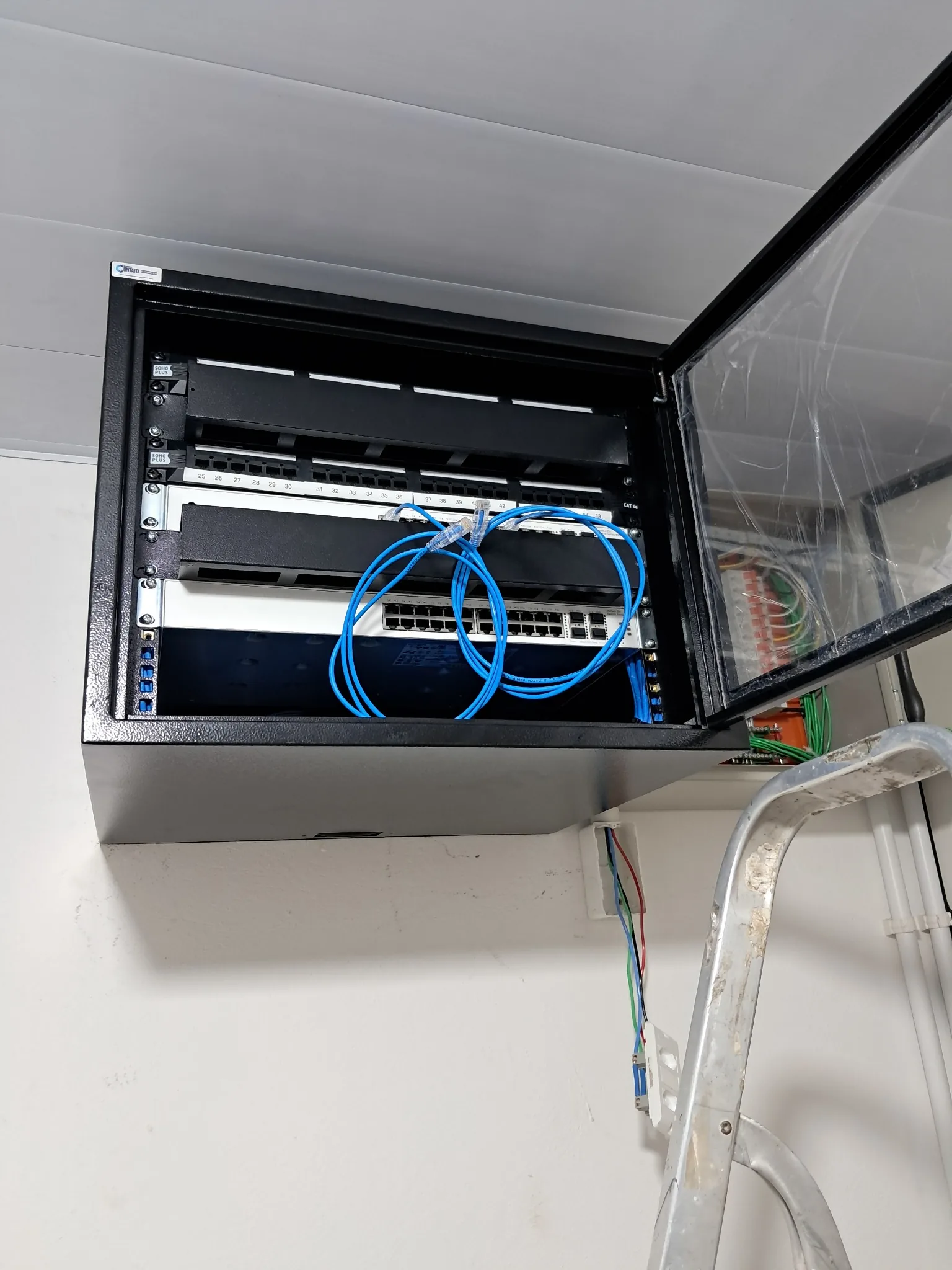 Rack de parede com cabos de rede