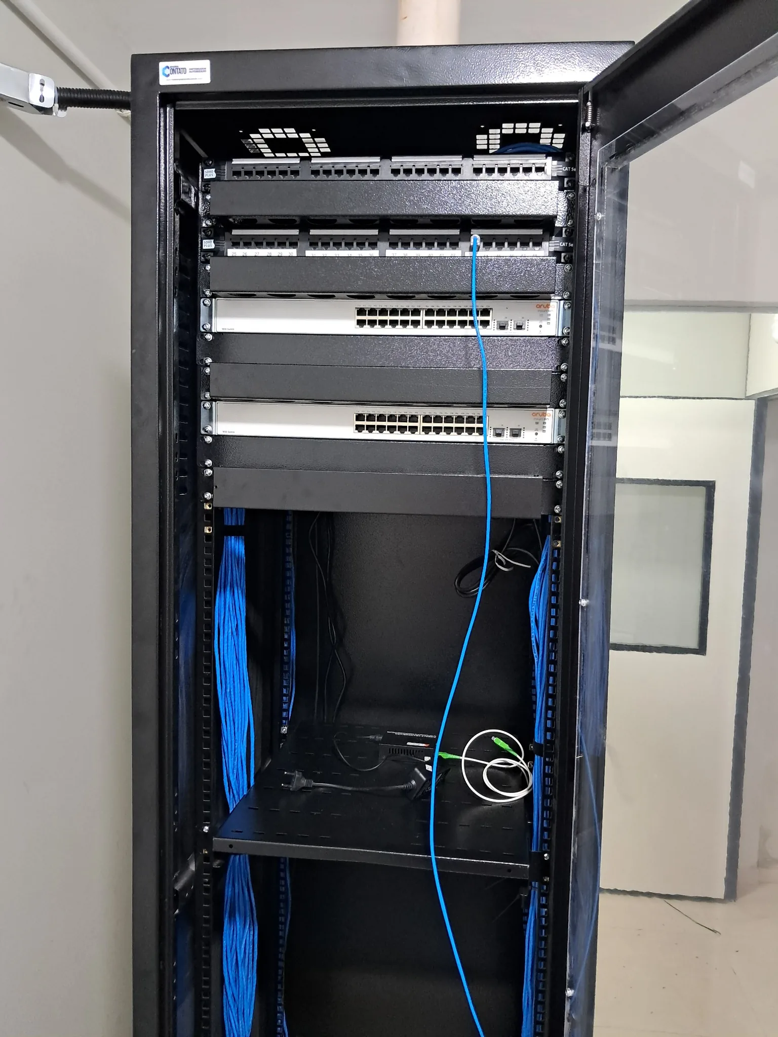 Rack corporativo com patch panels e switches