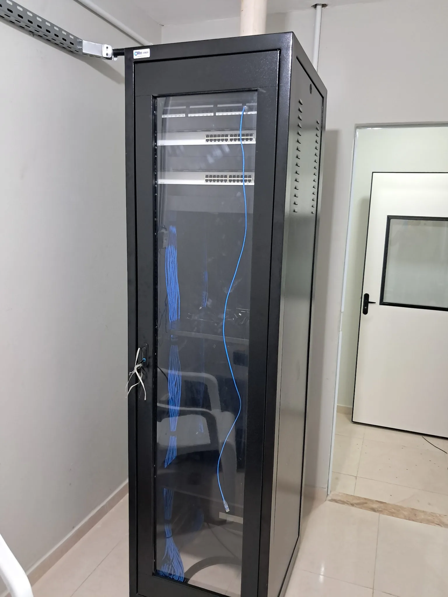 Rack de telecomunicações fechado