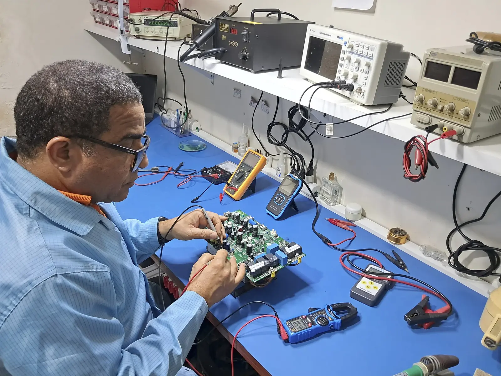 Técnico da Keleuthos em bancada