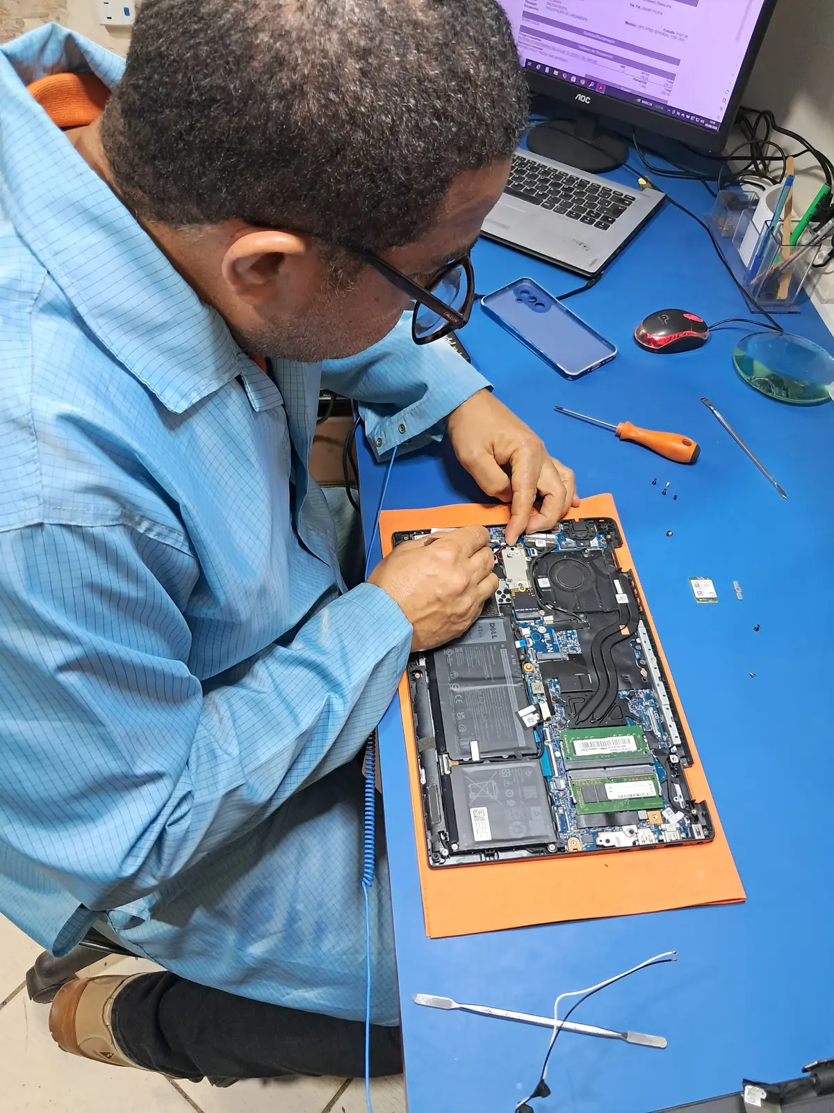 Técnico trabalhando no laboratório da Keleuthos