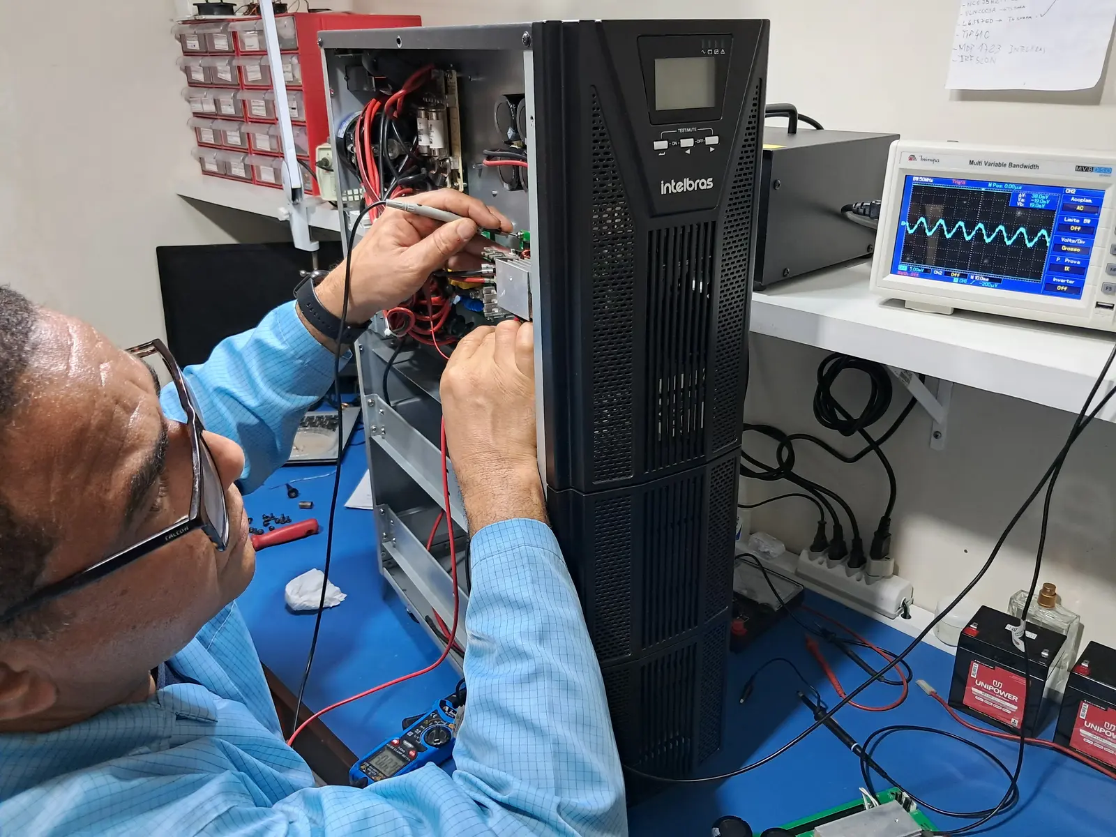 Técnico trabalhando no laboratório da Keleuthos