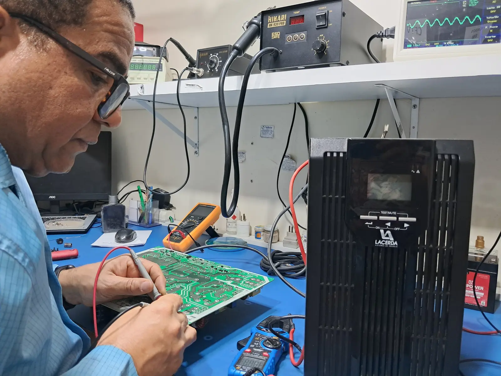 Técnico trabalhando no laboratório da Keleuthos