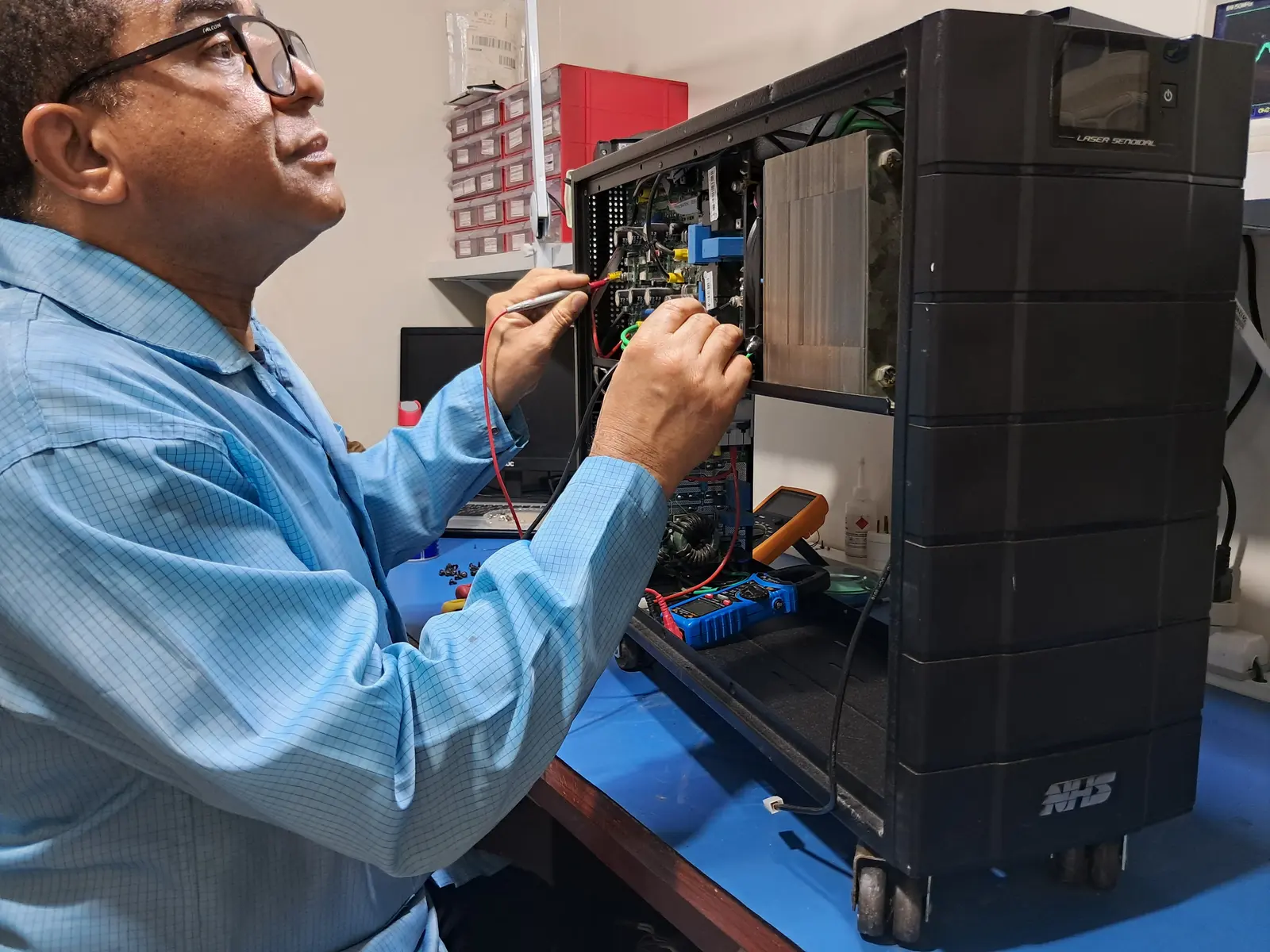 Técnico trabalhando no laboratório da Keleuthos