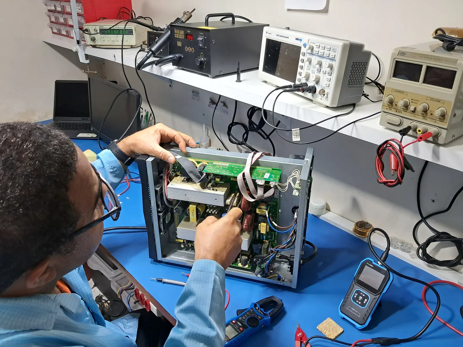 Técnico trabalhando no laboratório da Keleuthos