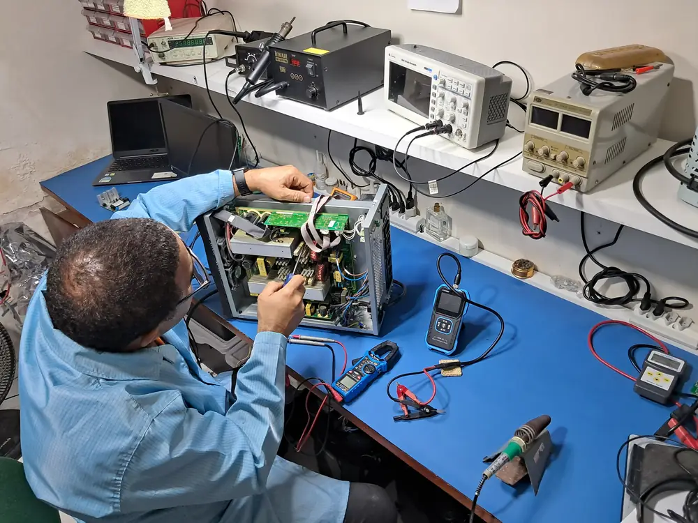 Técnico realizando manutenção preventiva em nobreak