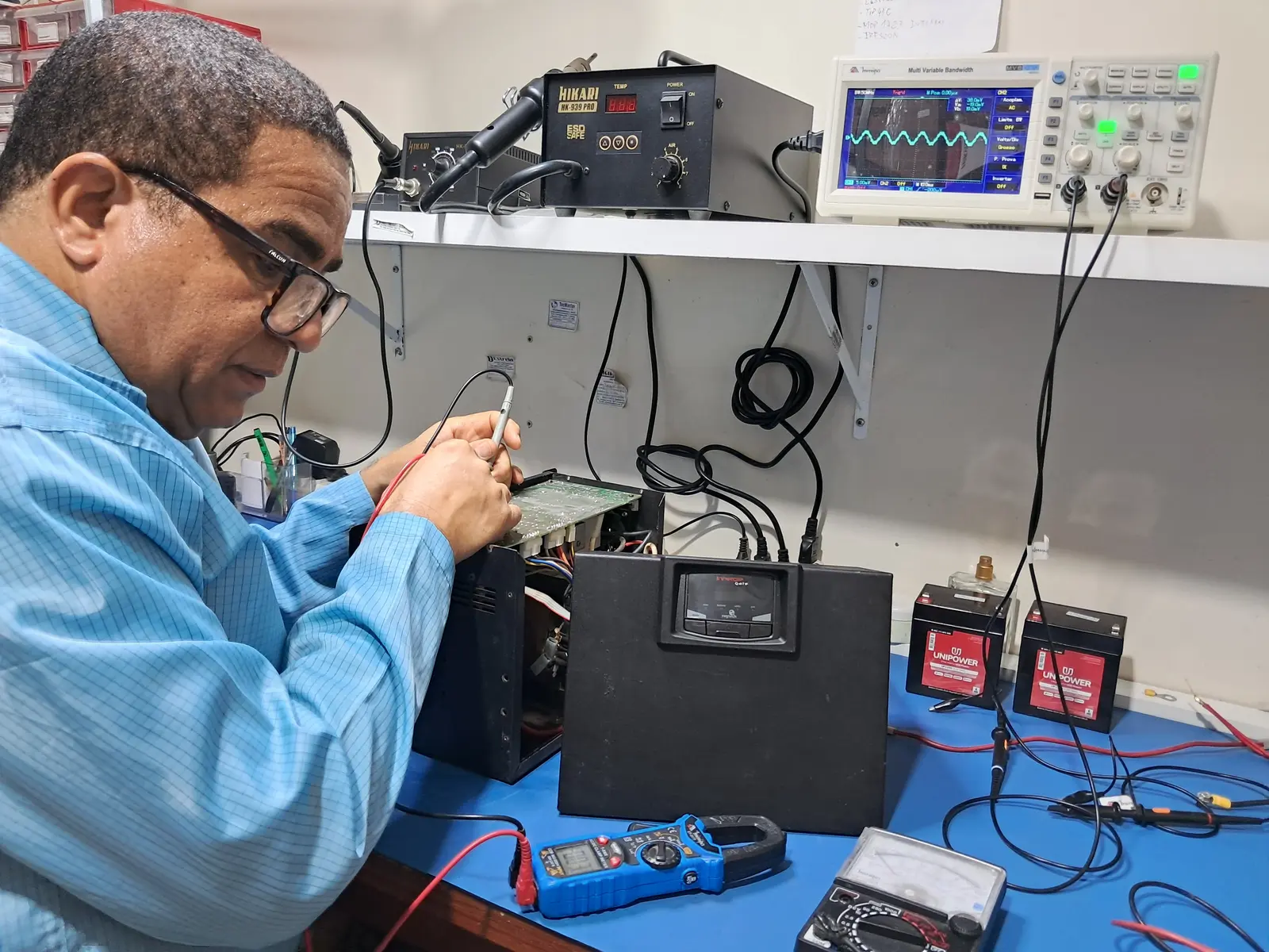Técnico trabalhando no laboratório da Keleuthos