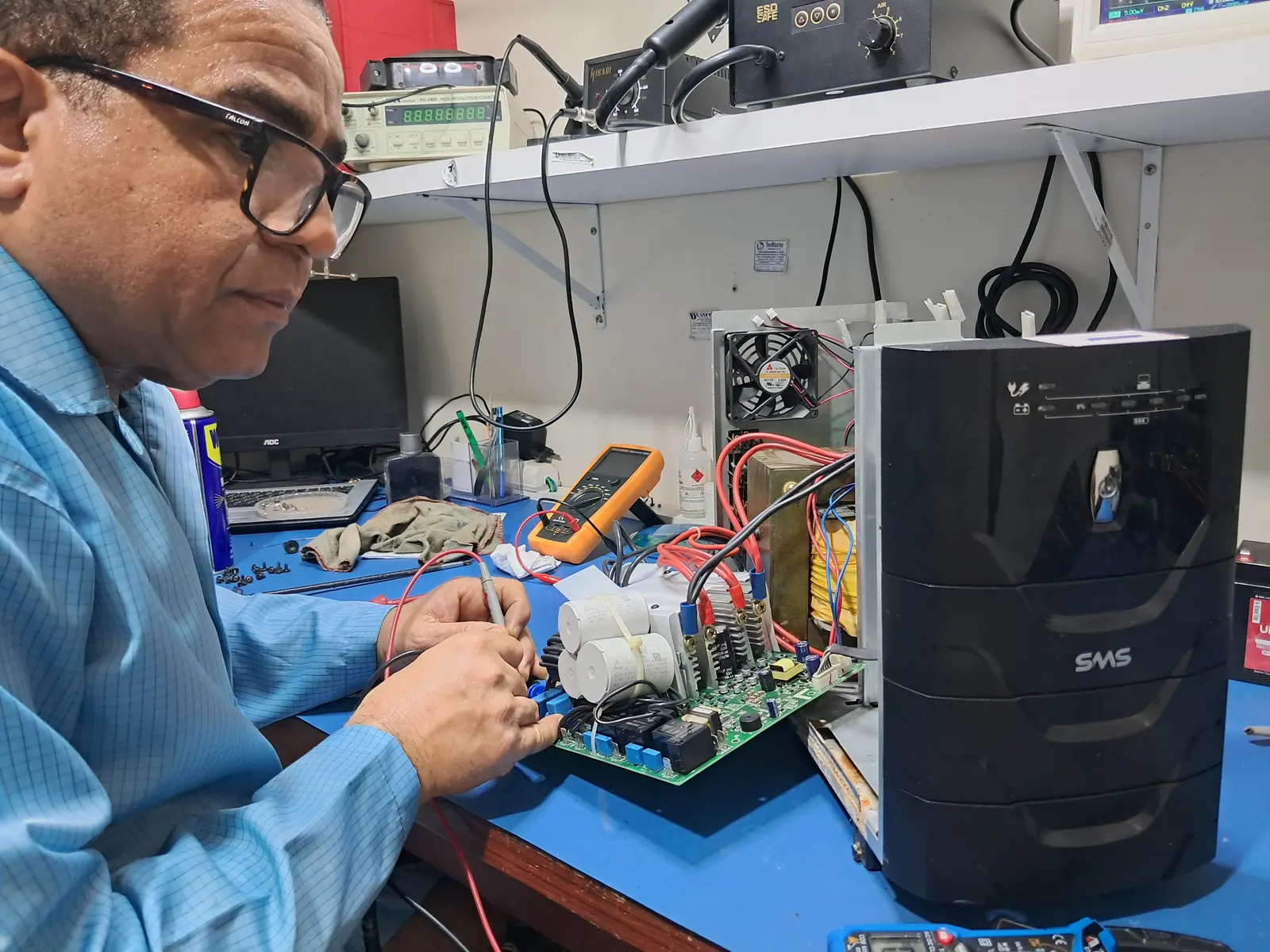 Técnico trabalhando no laboratório da Keleuthos