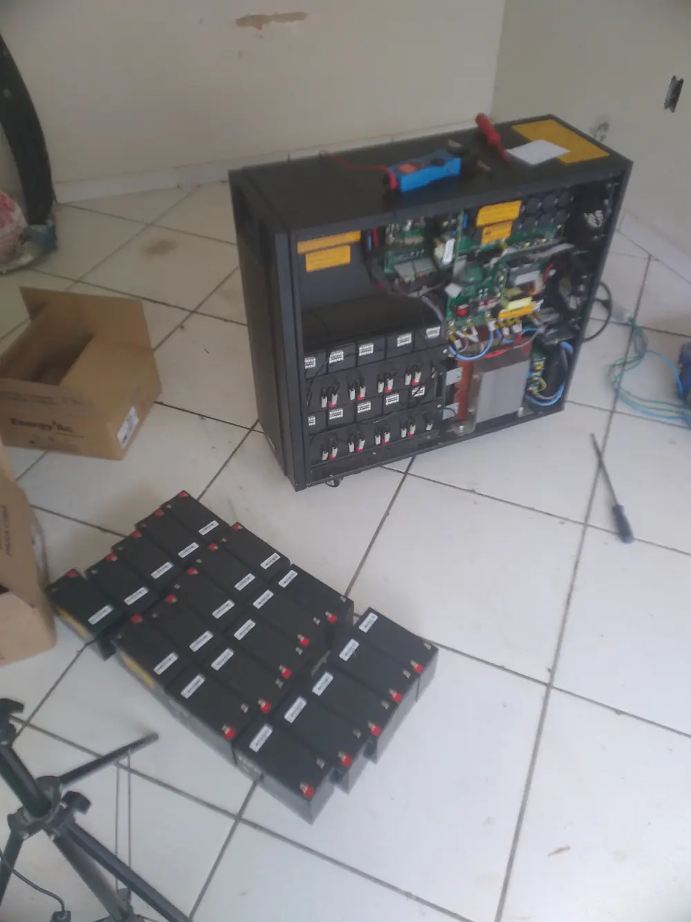 Baterias de nobreak substituídas ao lado do equipamento aberto